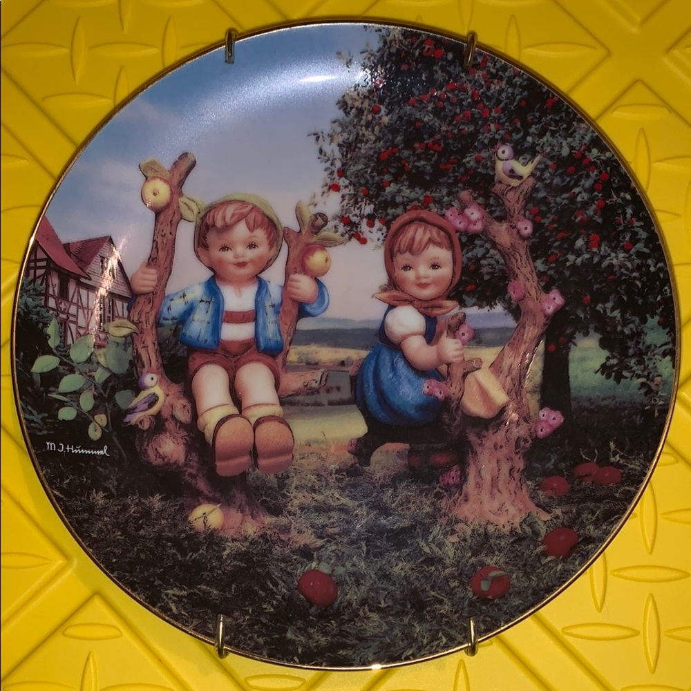 Hummel Apple tree Boy and Girl Decorative Plate